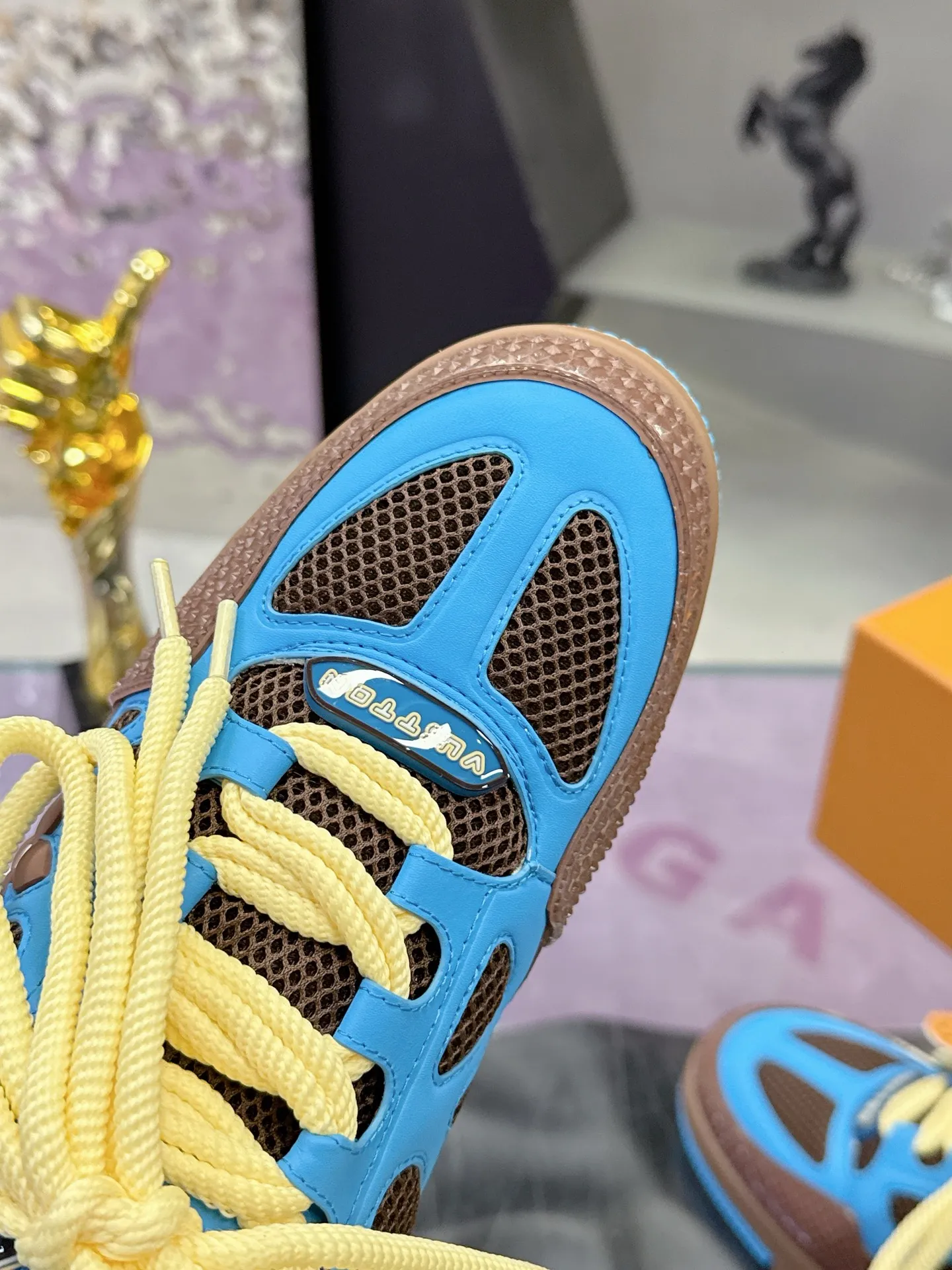Factory price: 760💰 𝙇𝙑 𝟐𝟎𝟐5 𝐒𝐒 𝐧𝐞𝐰 Officially synchronized new colors💗 Louis Vuitton catwalk skateboard shoes are a hit, LOUIS VUITTON Trainer is undoubtedly one of the most successful Sneakers launched by luxury brands, but the pace of exploration will not stop. LOUISVUITTON will also bring a new series of skateboard shoes in the spring of 2025. The new series in the picture returns to the 90s Chunky Skate Shoes look and feel. The uppers are made of leather and mesh. The fat silhouette and thick shoelaces are very eye-catching. It is expected to have quite a few colors like the Trainer. Judging from the previous DIOR show skate shoes, this chunky style may be even stronger next year.  💎 LV small bread series LV bread shoe series 😘 Couple model Size: Female 35-40 Male 39-44, customized 45, 46